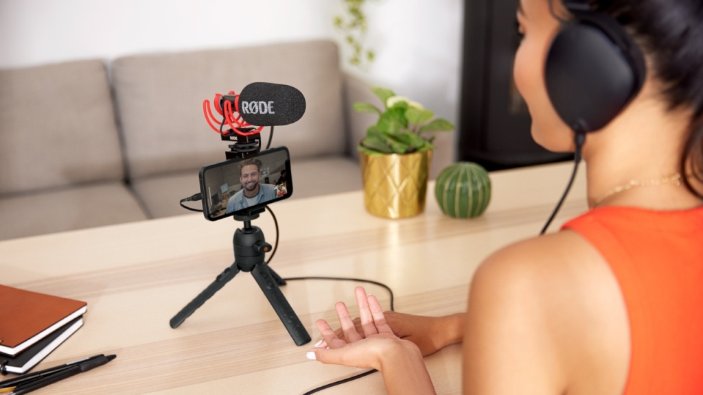 rode-videomic-go-II-tripod-II-girl-video-call-mobile-tripod-setup-livingroom-desk-october-2021-1280x720.jpg